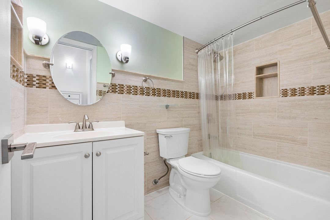 For Sale: $299,900 (2 beds, 2 baths, 978 Square Feet)