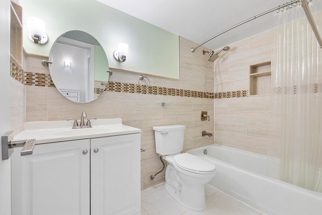 For Sale: $299,900 (2 beds, 2 baths, 978 Square Feet)