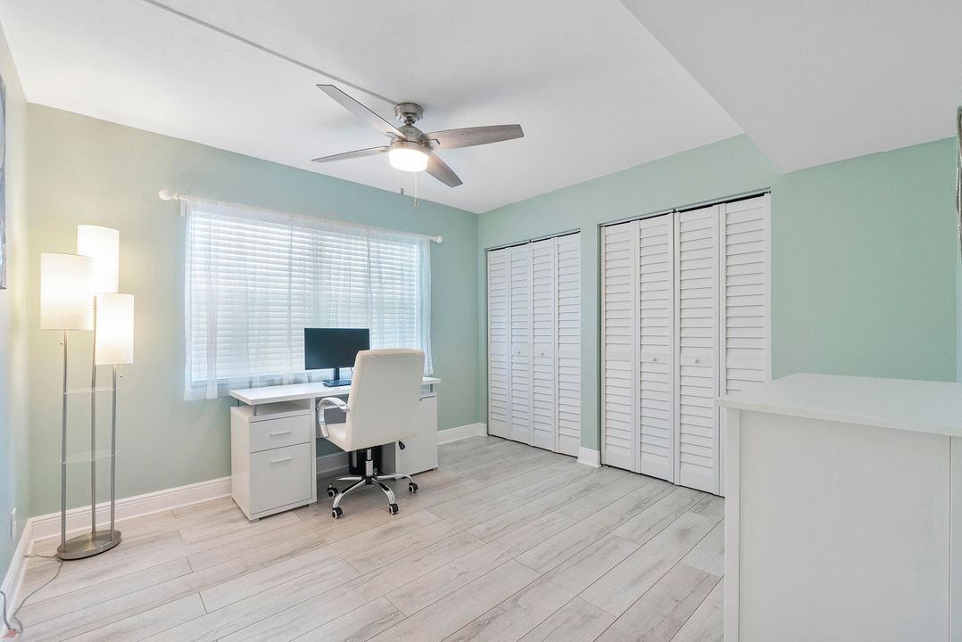 For Sale: $299,900 (2 beds, 2 baths, 978 Square Feet)