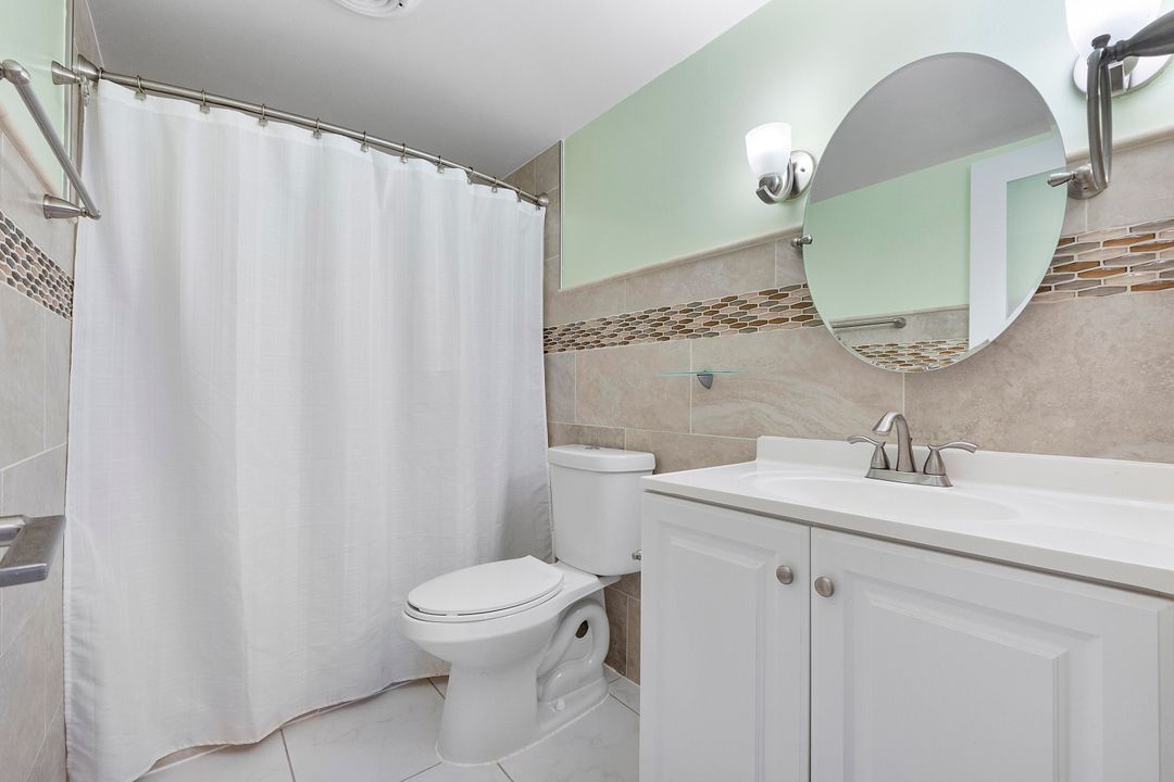 For Sale: $299,900 (2 beds, 2 baths, 978 Square Feet)