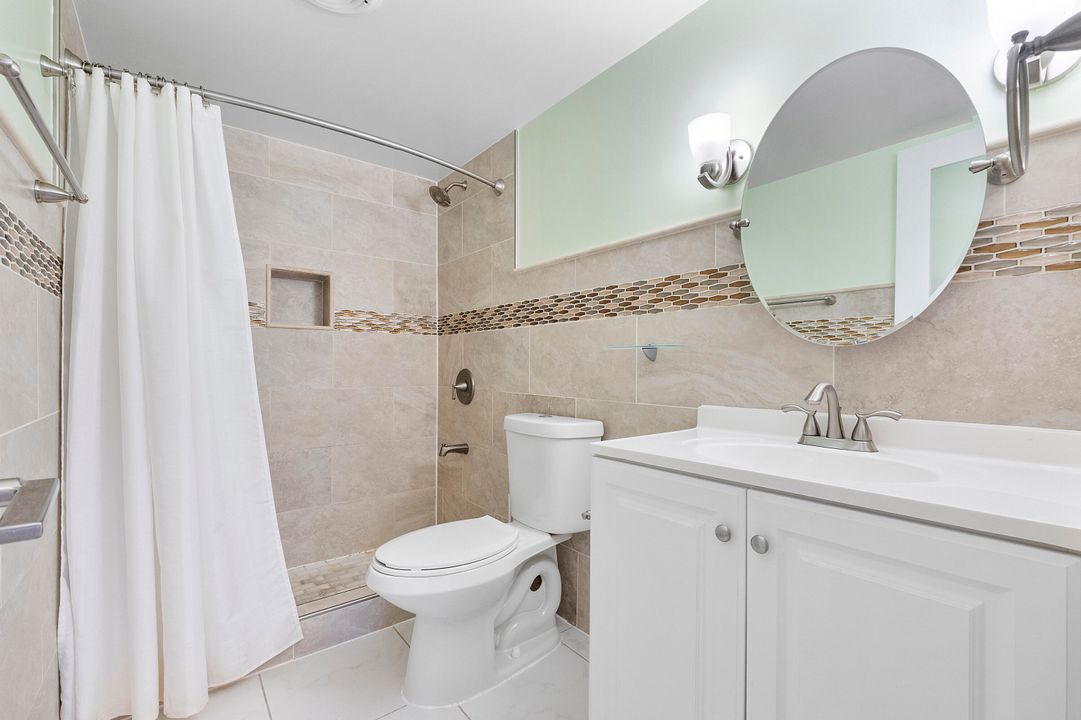 For Sale: $299,900 (2 beds, 2 baths, 978 Square Feet)