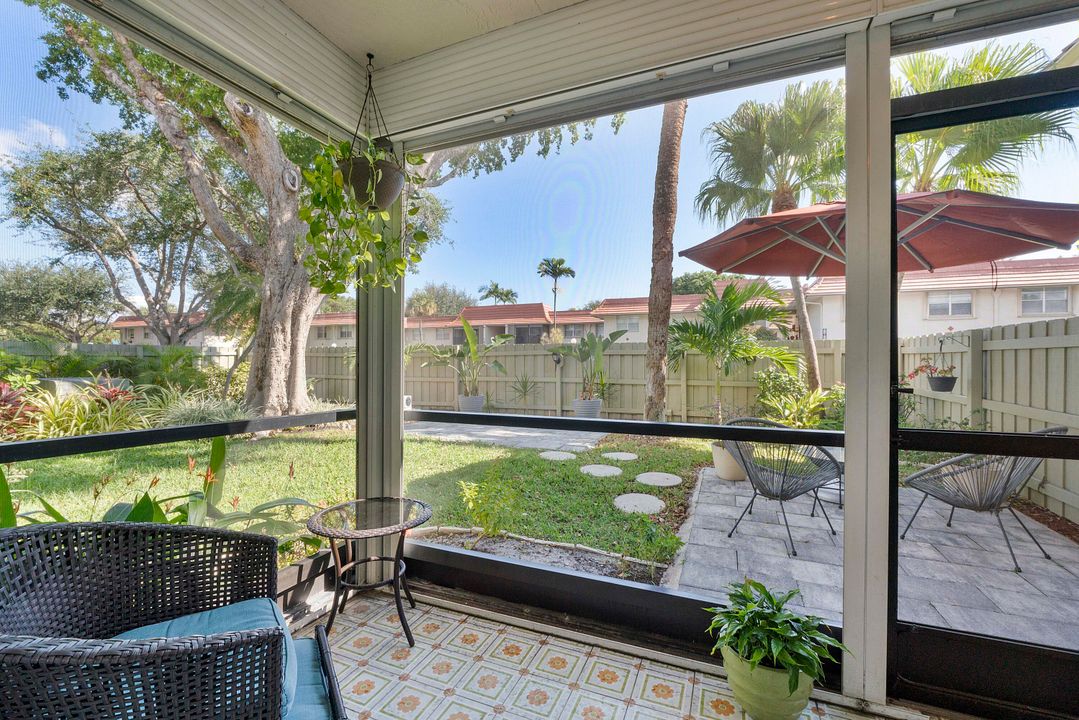 For Sale: $299,900 (2 beds, 2 baths, 978 Square Feet)