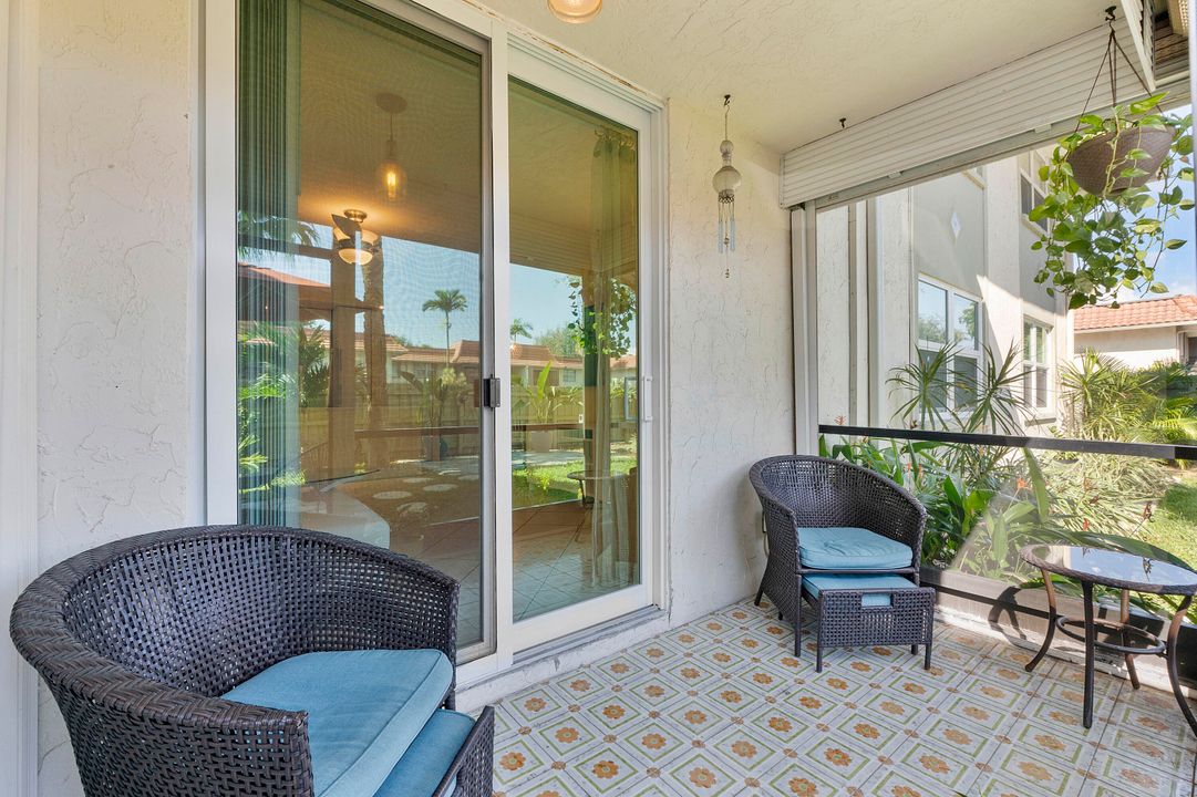 For Sale: $299,900 (2 beds, 2 baths, 978 Square Feet)