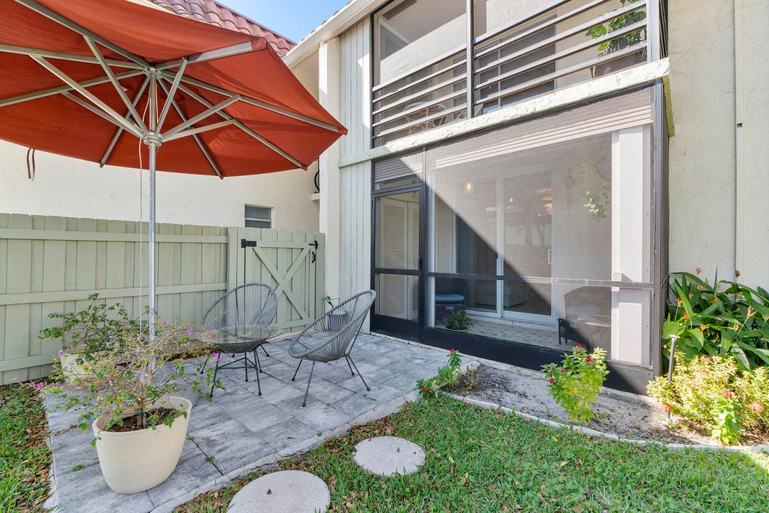 For Sale: $299,900 (2 beds, 2 baths, 978 Square Feet)