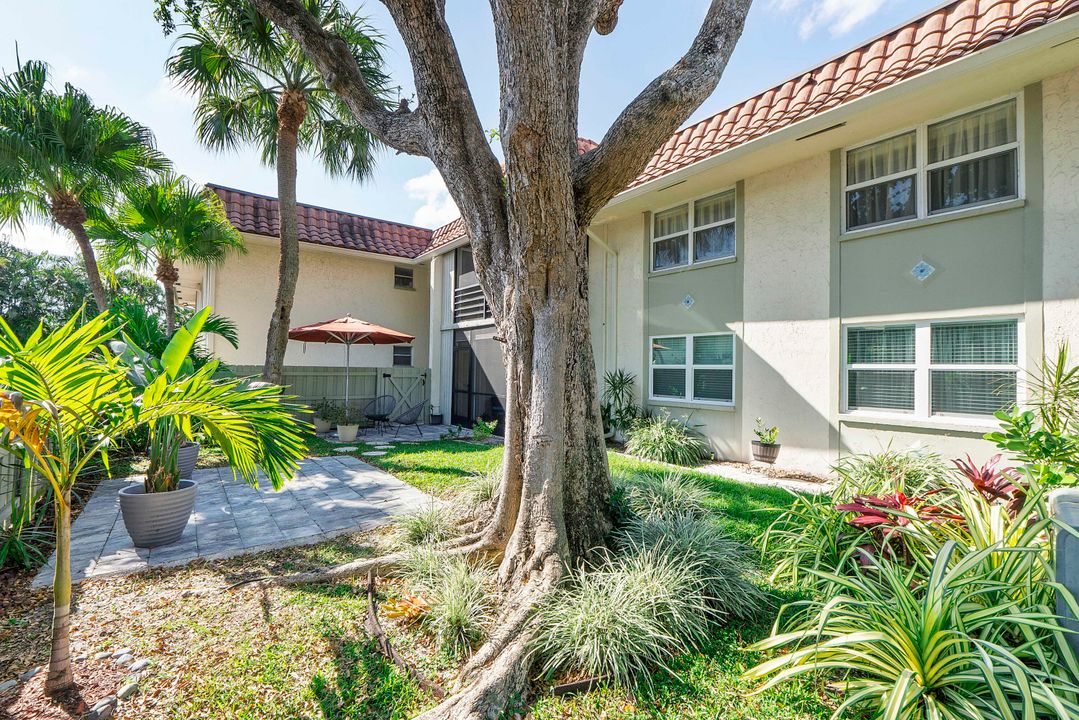 For Sale: $299,900 (2 beds, 2 baths, 978 Square Feet)