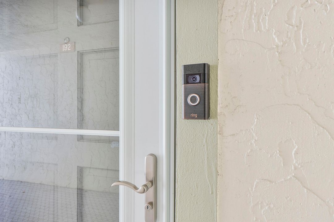 For Sale: $299,900 (2 beds, 2 baths, 978 Square Feet)