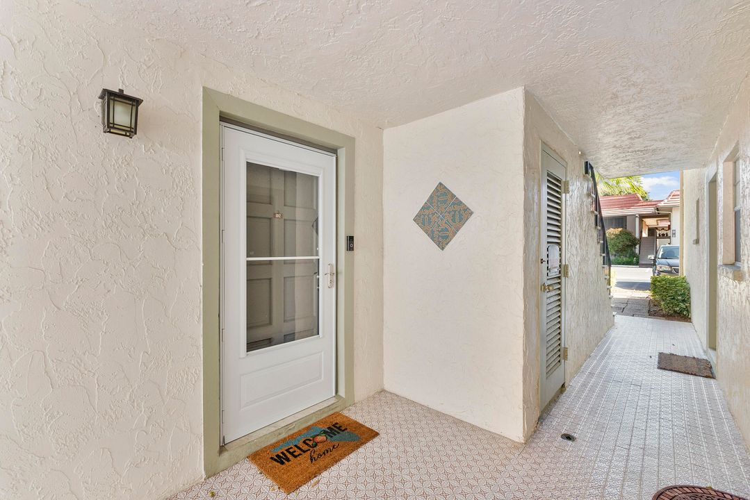 For Sale: $299,900 (2 beds, 2 baths, 978 Square Feet)