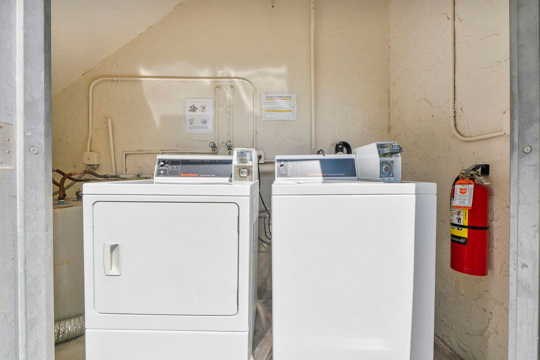 For Sale: $299,900 (2 beds, 2 baths, 978 Square Feet)