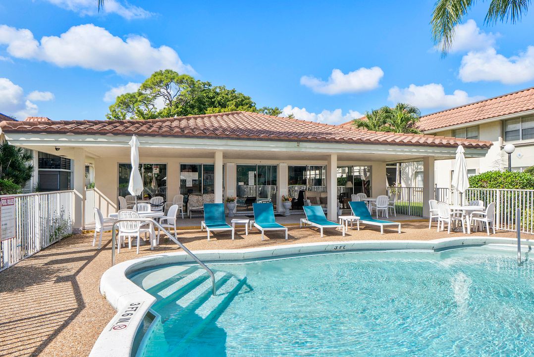 For Sale: $299,900 (2 beds, 2 baths, 978 Square Feet)