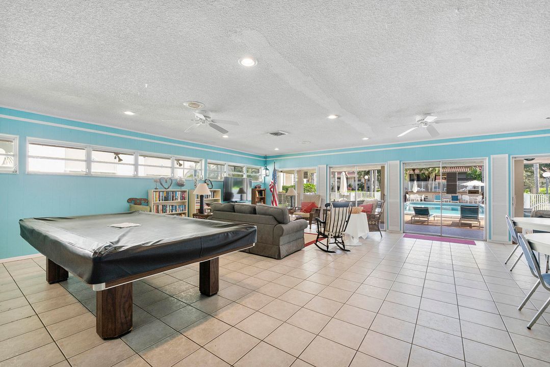 For Sale: $299,900 (2 beds, 2 baths, 978 Square Feet)