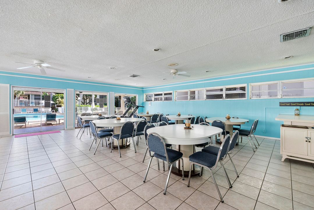 For Sale: $299,900 (2 beds, 2 baths, 978 Square Feet)