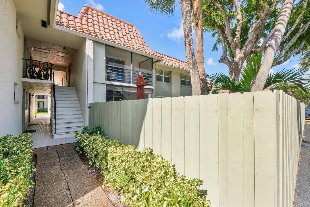 For Sale: $299,900 (2 beds, 2 baths, 978 Square Feet)