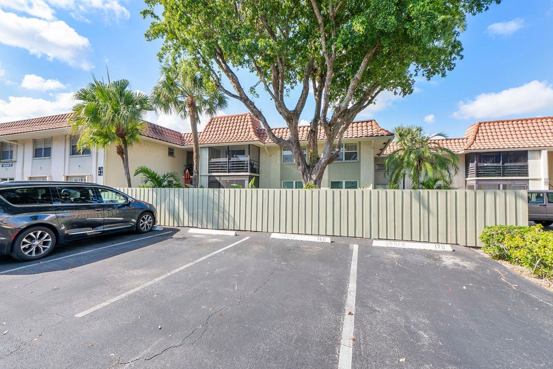 For Sale: $299,900 (2 beds, 2 baths, 978 Square Feet)