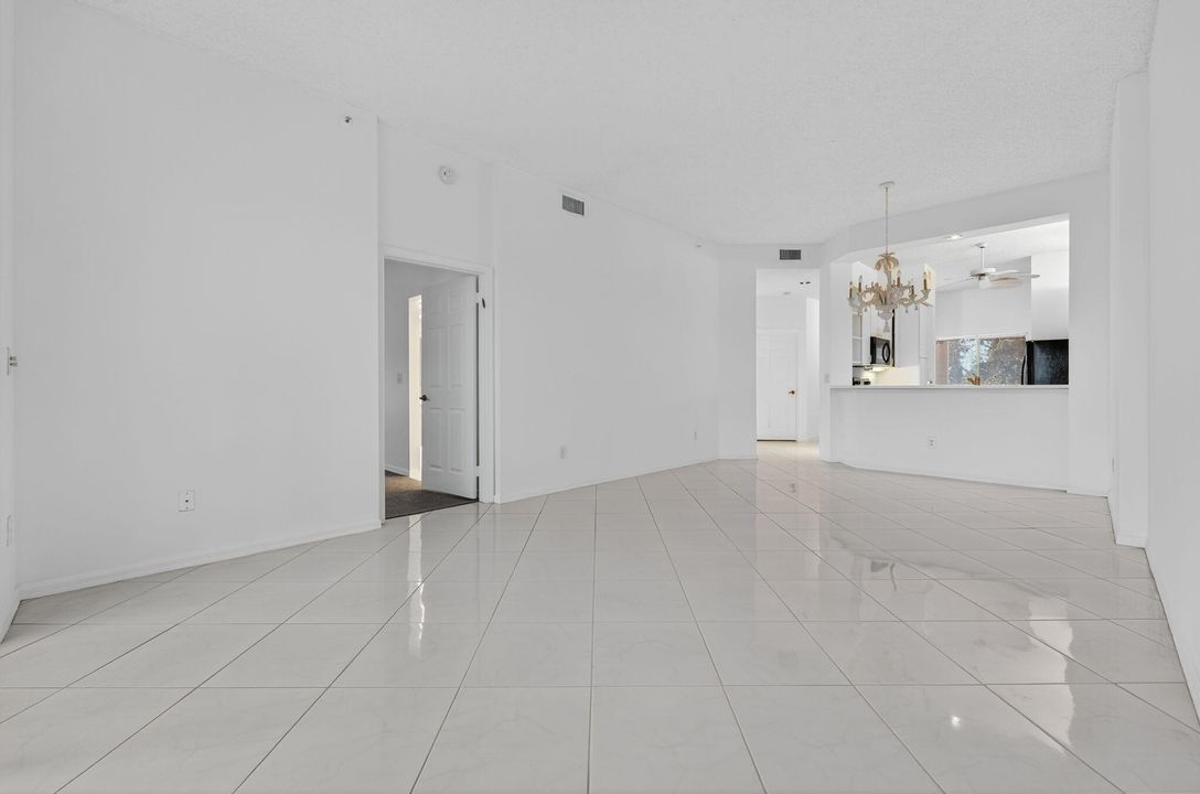 待售: $159,900 (2 贝兹, 2 浴室, 1215 平方英尺)