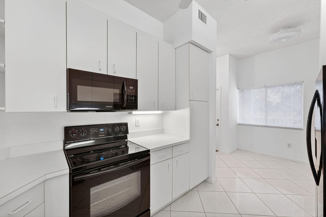 待售: $159,900 (2 贝兹, 2 浴室, 1215 平方英尺)