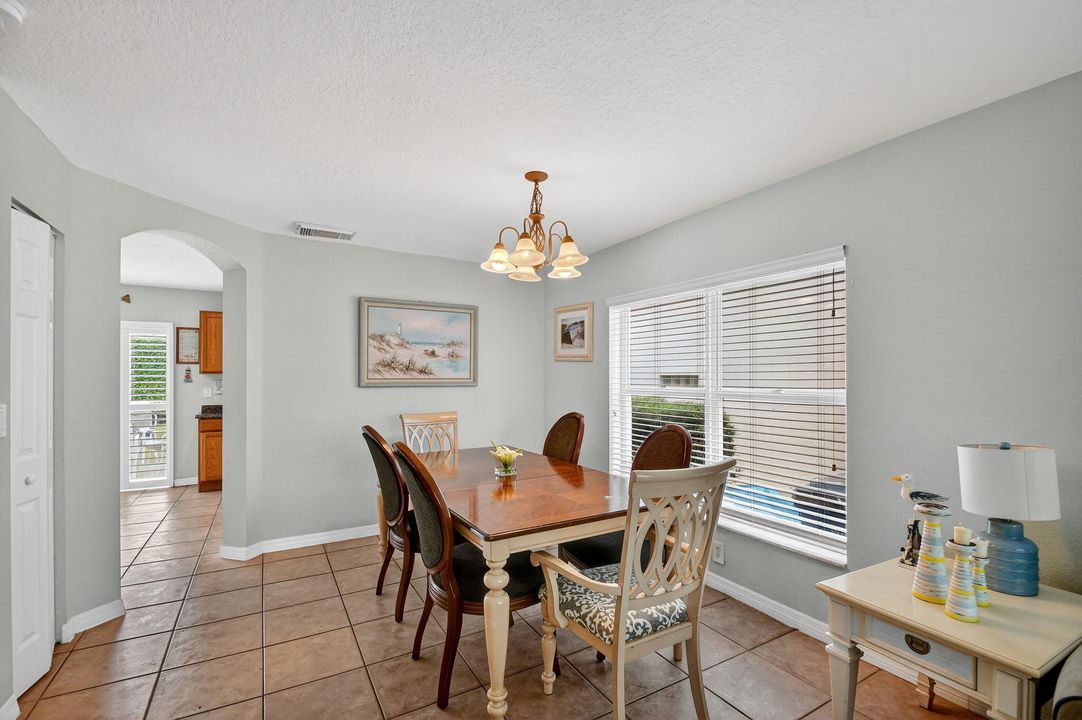 待售: $560,000 (4 贝兹, 2 浴室, 2353 平方英尺)