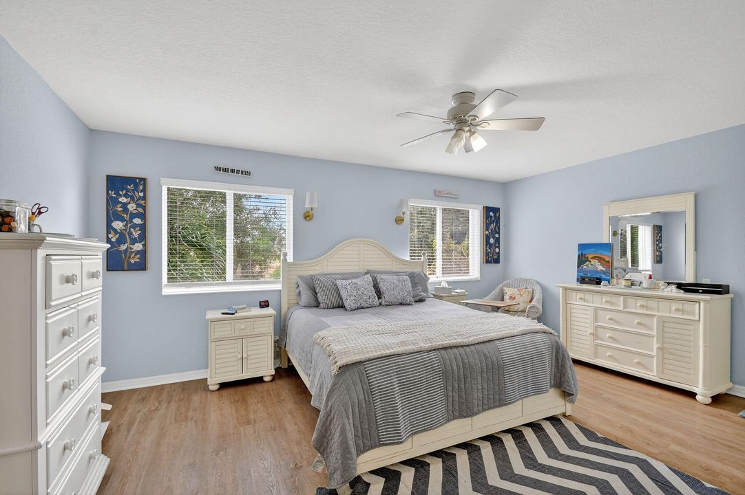 待售: $560,000 (4 贝兹, 2 浴室, 2353 平方英尺)