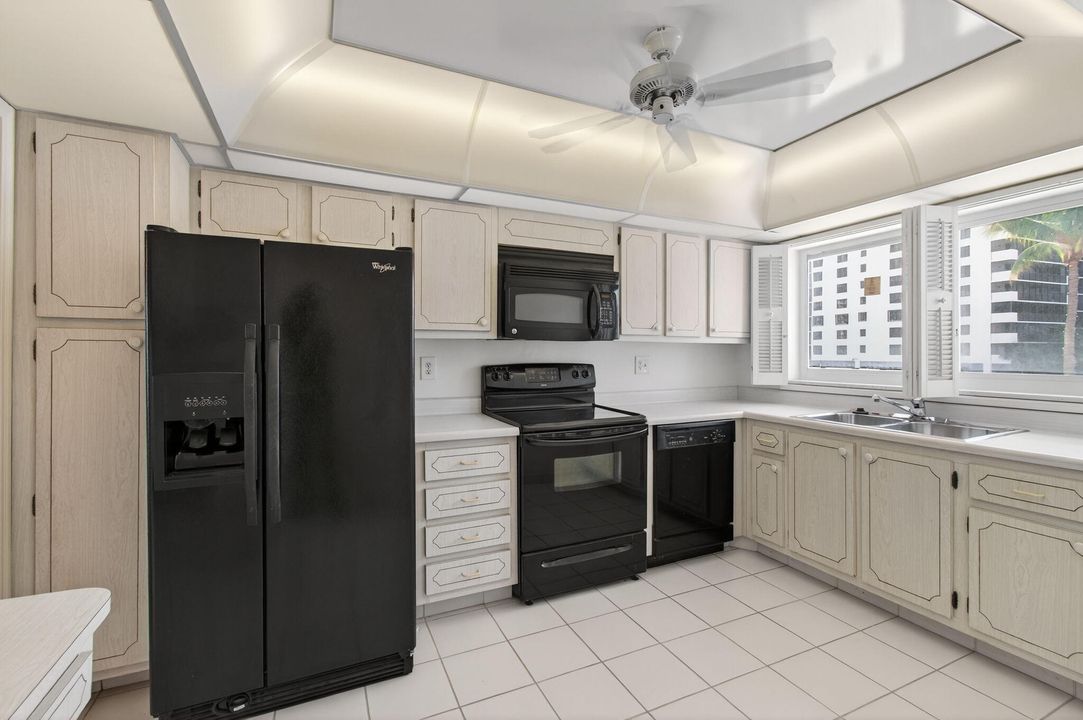 待售: $360,000 (1 贝兹, 1 浴室, 981 平方英尺)