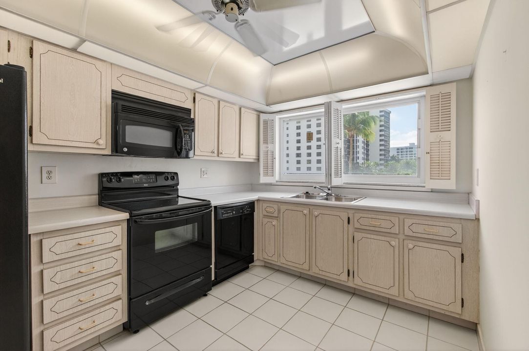 待售: $360,000 (1 贝兹, 1 浴室, 981 平方英尺)