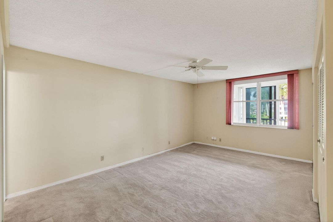 待售: $360,000 (1 贝兹, 1 浴室, 981 平方英尺)