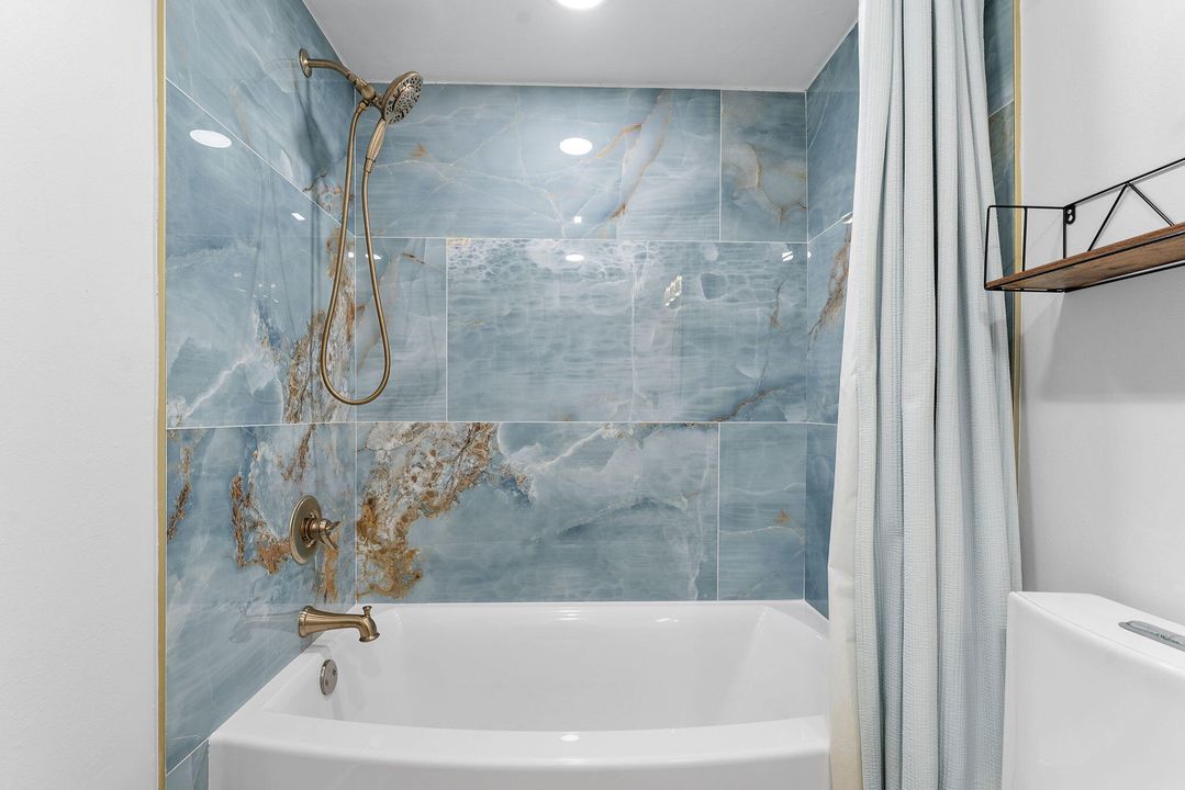 合同活跃: $380,000 (2 贝兹, 2 浴室, 935 平方英尺)