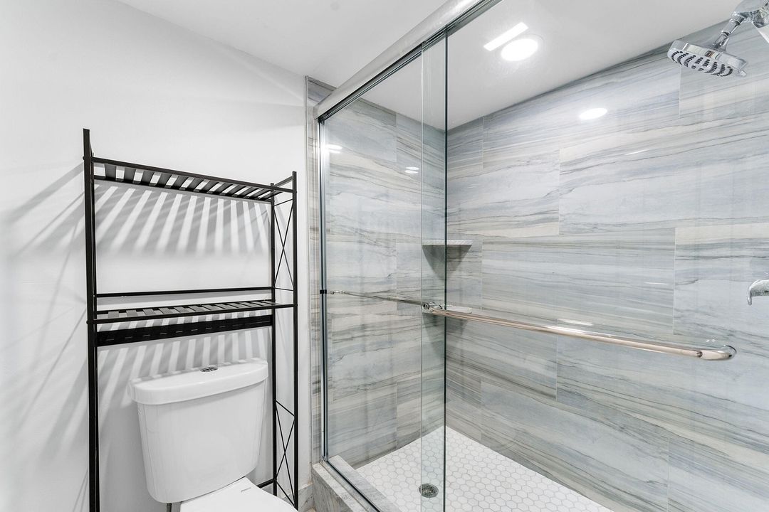 合同活跃: $380,000 (2 贝兹, 2 浴室, 935 平方英尺)