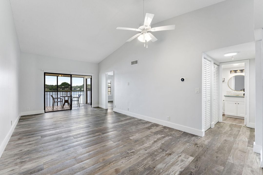 合同活跃: $380,000 (2 贝兹, 2 浴室, 935 平方英尺)