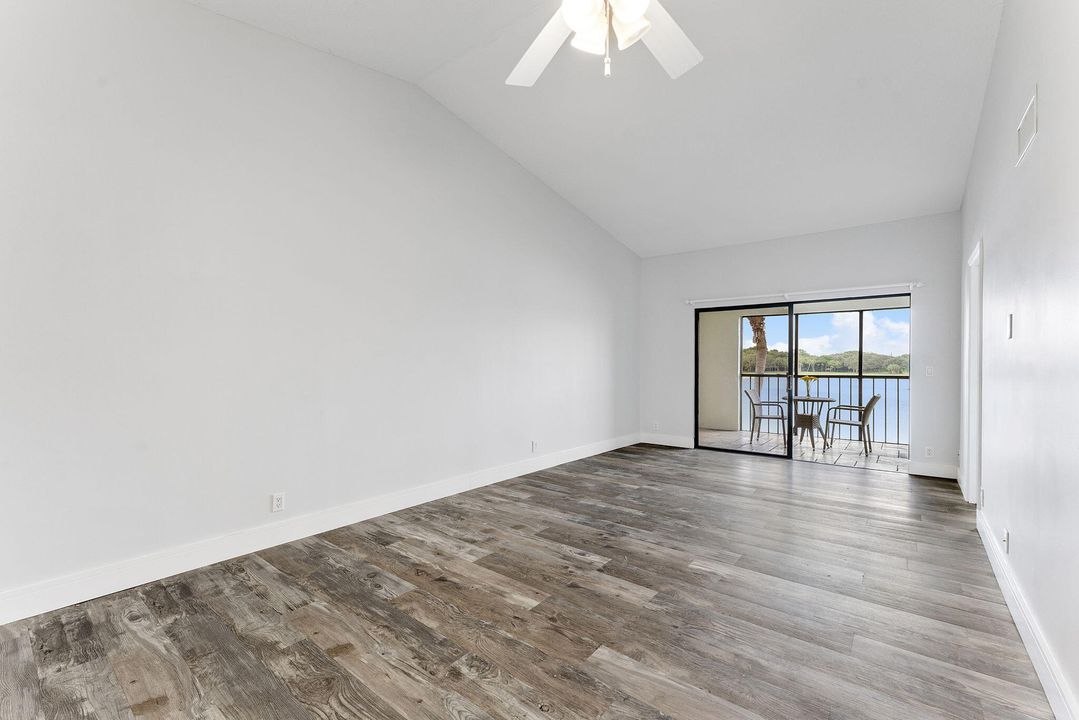 合同活跃: $380,000 (2 贝兹, 2 浴室, 935 平方英尺)