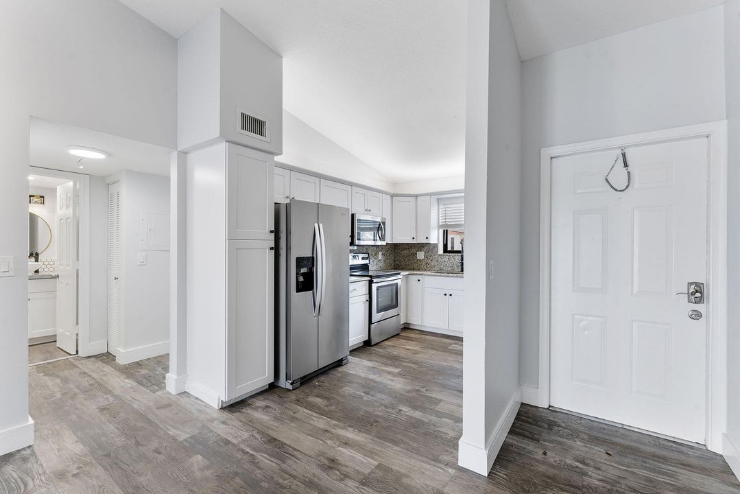 合同活跃: $380,000 (2 贝兹, 2 浴室, 935 平方英尺)