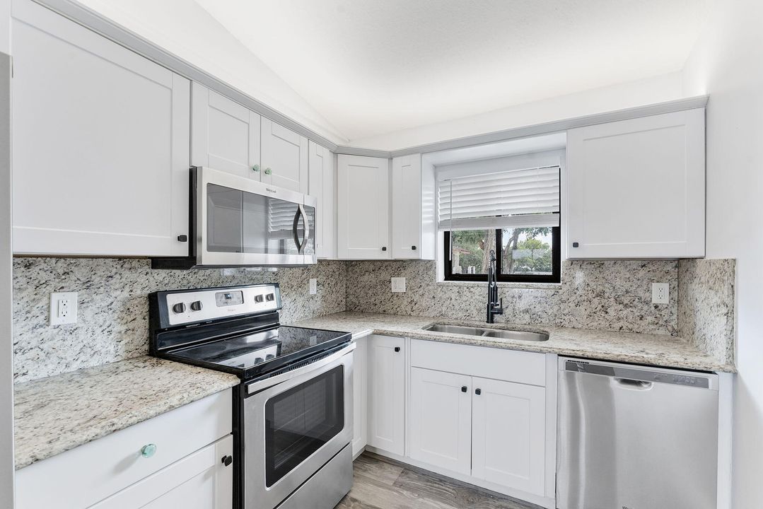 合同活跃: $380,000 (2 贝兹, 2 浴室, 935 平方英尺)