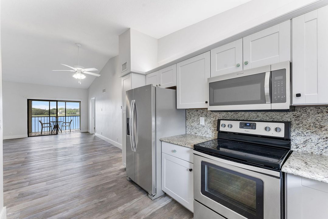 合同活跃: $380,000 (2 贝兹, 2 浴室, 935 平方英尺)