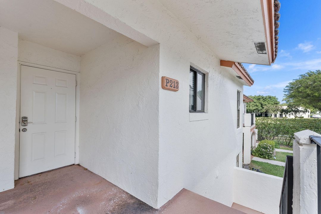 合同活跃: $380,000 (2 贝兹, 2 浴室, 935 平方英尺)