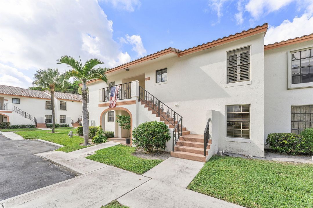 合同活跃: $380,000 (2 贝兹, 2 浴室, 935 平方英尺)