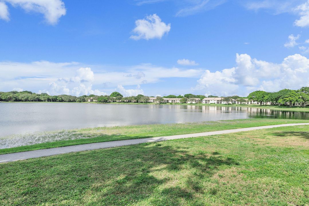 合同活跃: $380,000 (2 贝兹, 2 浴室, 935 平方英尺)