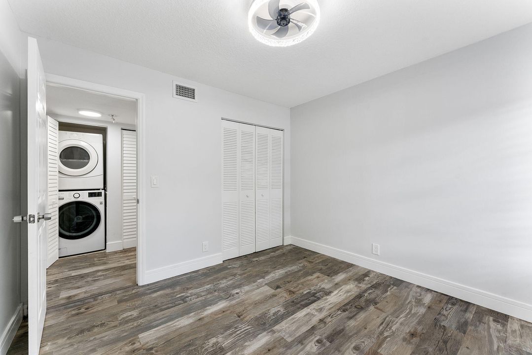 合同活跃: $380,000 (2 贝兹, 2 浴室, 935 平方英尺)