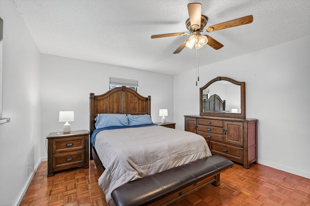 For Sale: $270,000 (2 beds, 2 baths, 980 Square Feet)