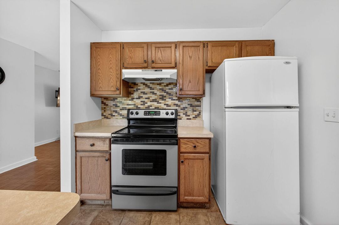 For Sale: $270,000 (2 beds, 2 baths, 980 Square Feet)