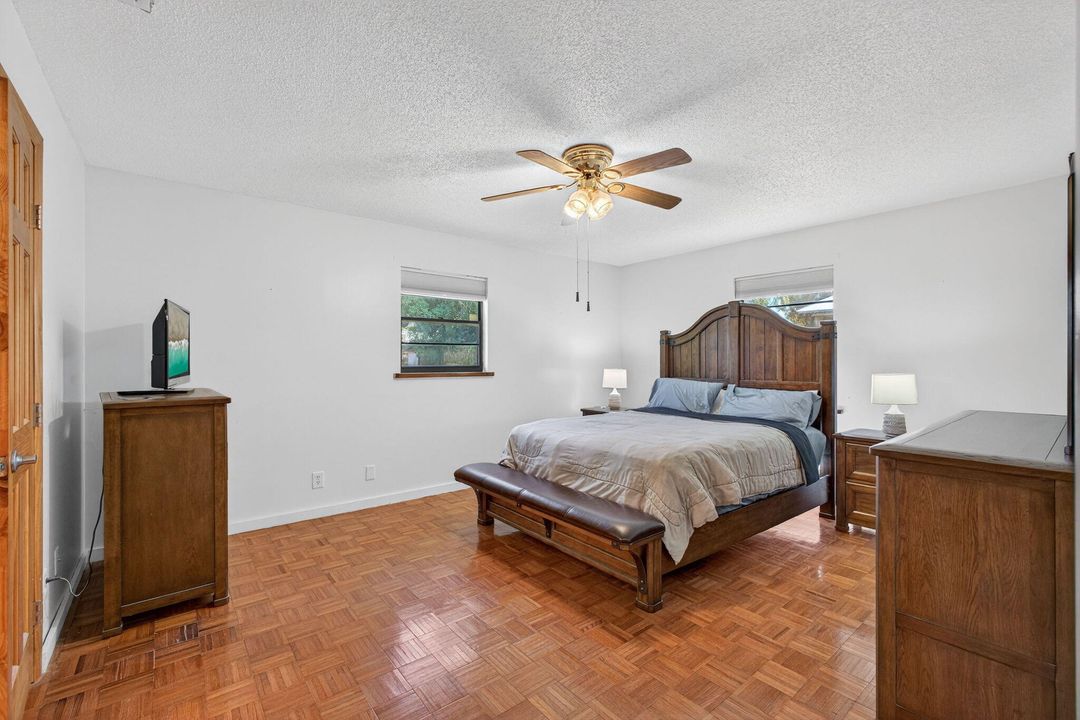 For Sale: $270,000 (2 beds, 2 baths, 980 Square Feet)