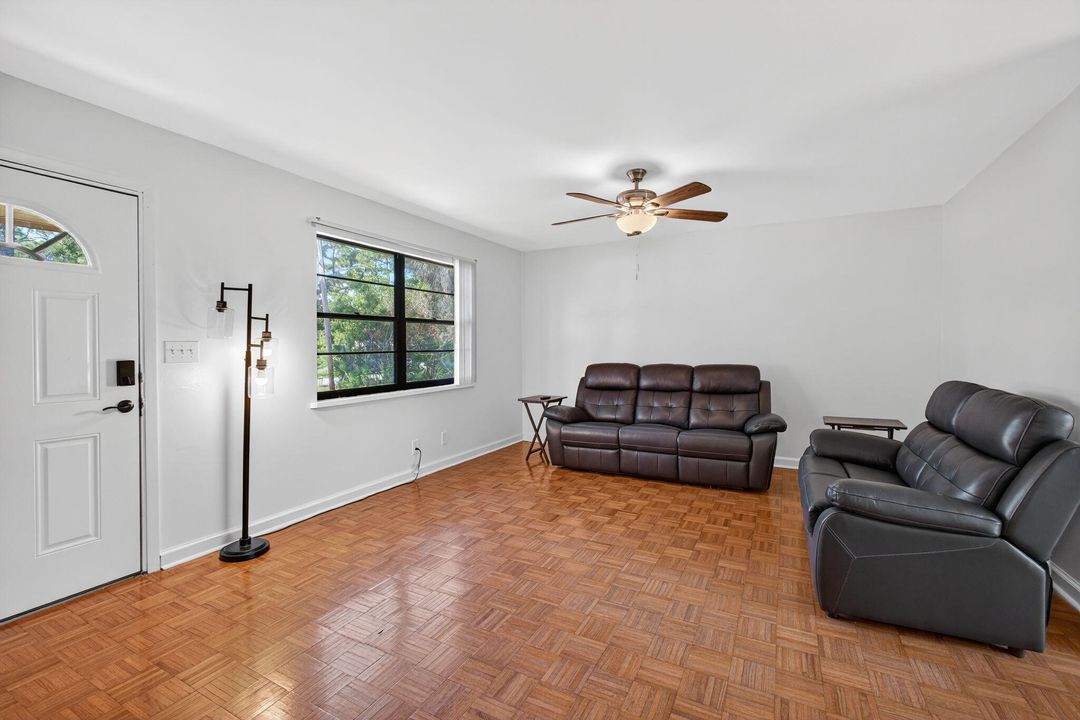 For Sale: $270,000 (2 beds, 2 baths, 980 Square Feet)