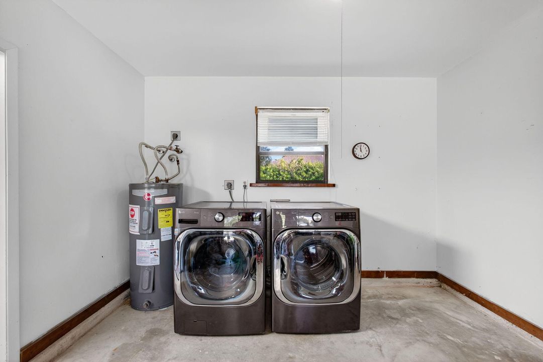 For Sale: $270,000 (2 beds, 2 baths, 980 Square Feet)