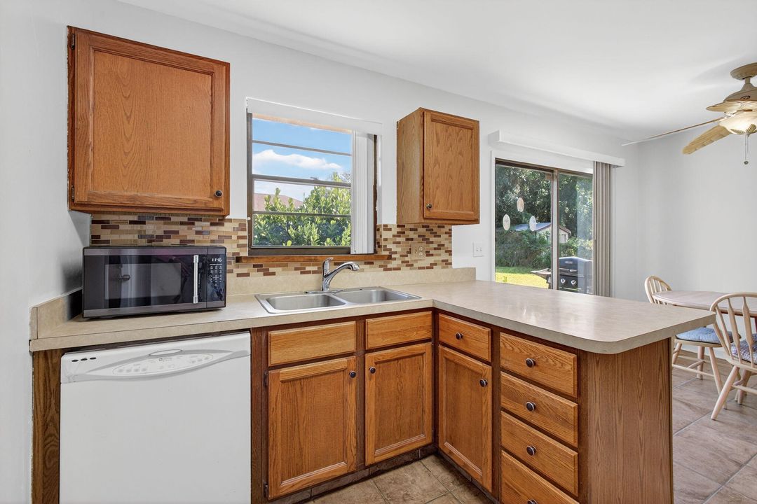 For Sale: $270,000 (2 beds, 2 baths, 980 Square Feet)