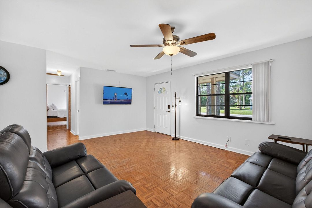 For Sale: $270,000 (2 beds, 2 baths, 980 Square Feet)