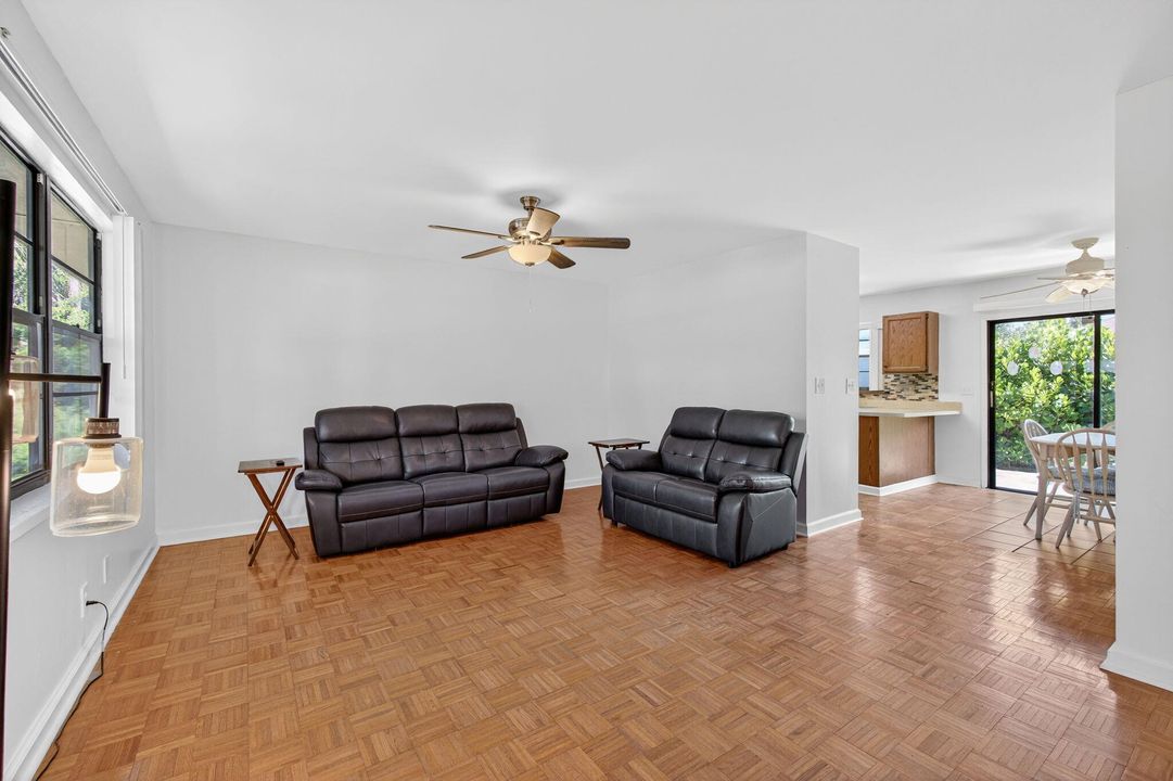 For Sale: $270,000 (2 beds, 2 baths, 980 Square Feet)