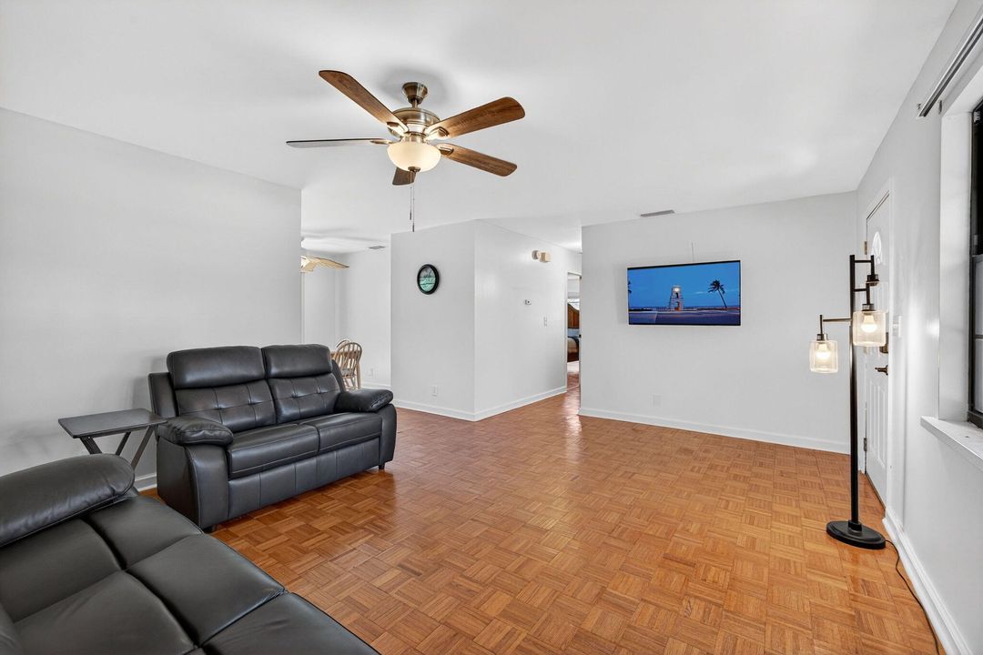 For Sale: $270,000 (2 beds, 2 baths, 980 Square Feet)