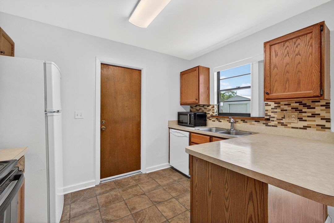 For Sale: $270,000 (2 beds, 2 baths, 980 Square Feet)