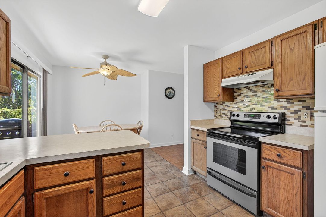 For Sale: $270,000 (2 beds, 2 baths, 980 Square Feet)