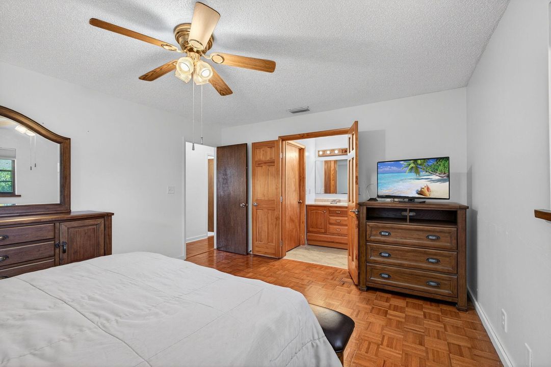 For Sale: $270,000 (2 beds, 2 baths, 980 Square Feet)