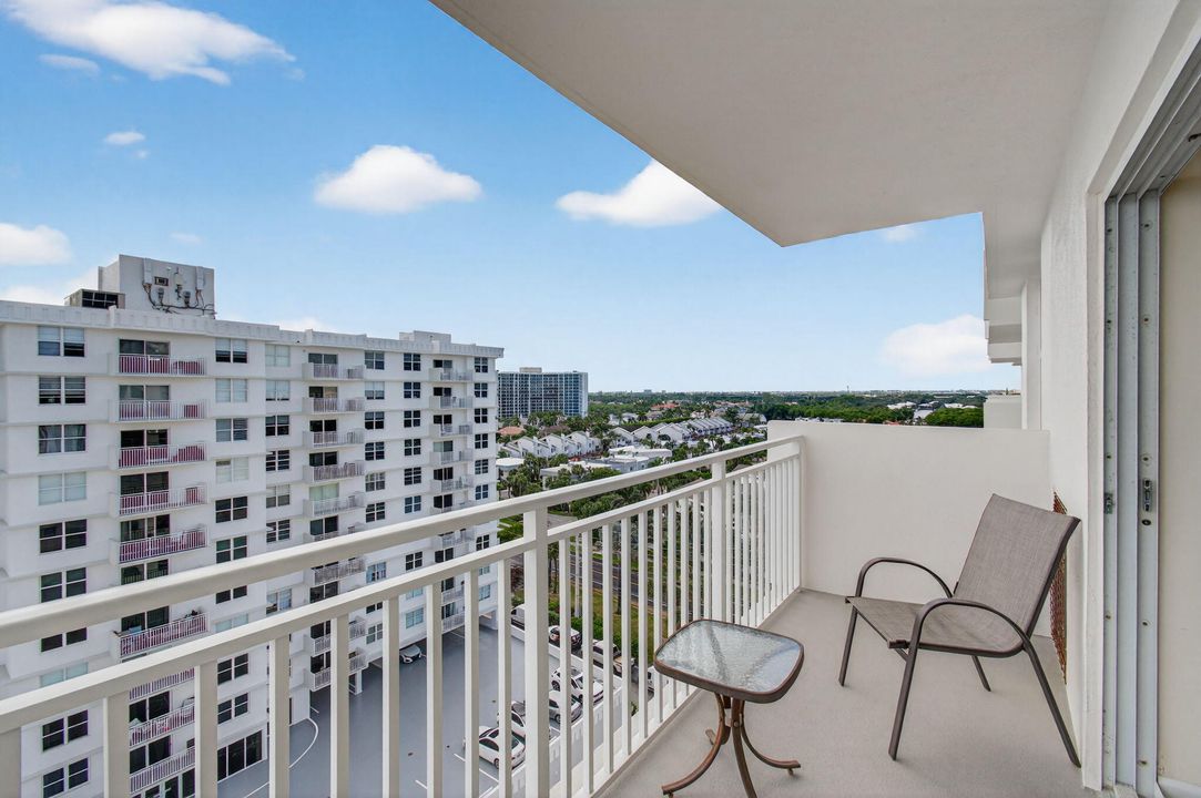 For Sale: $699,000 (2 beds, 2 baths, 1100 Square Feet)