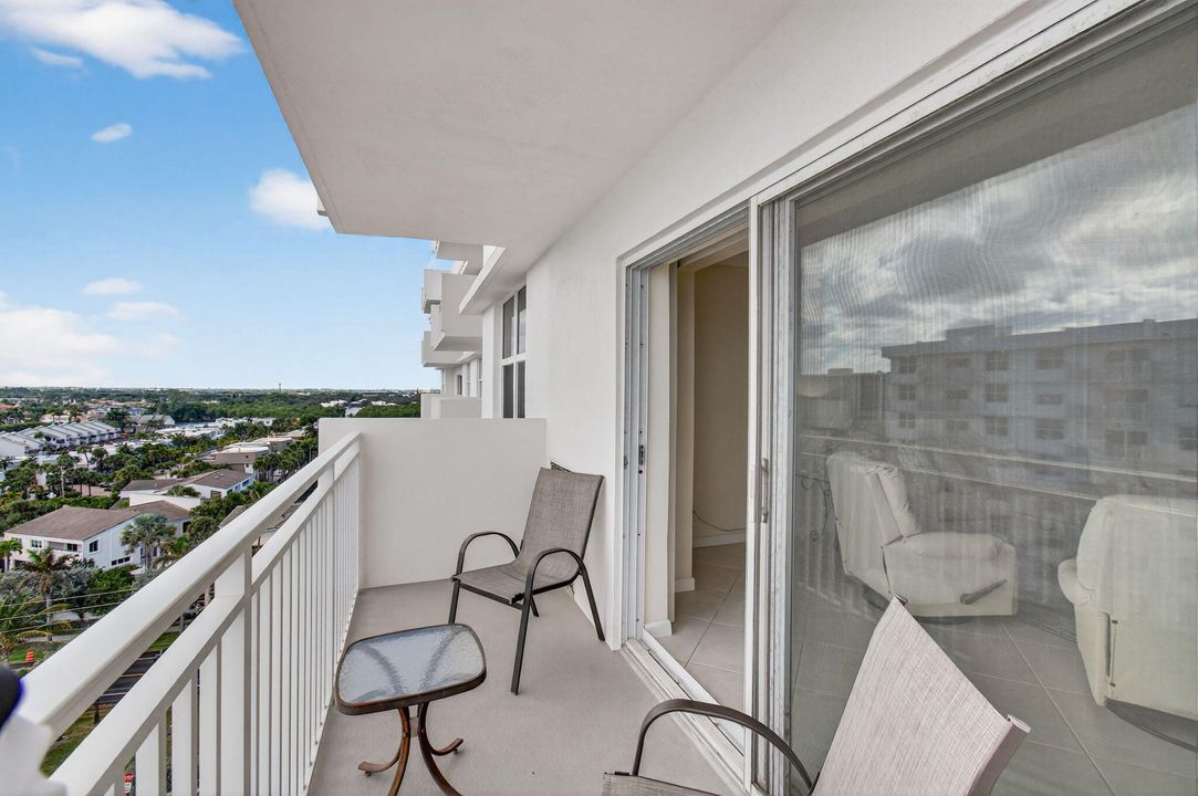 For Sale: $699,000 (2 beds, 2 baths, 1100 Square Feet)