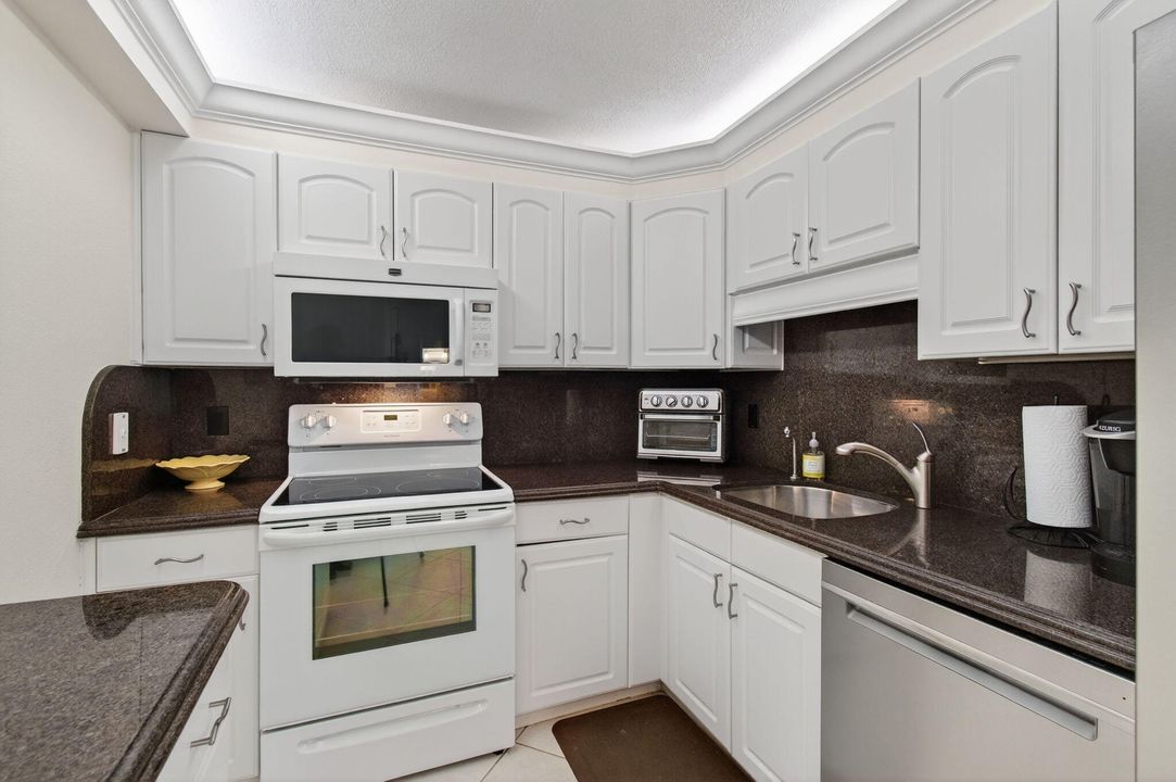 For Sale: $699,000 (2 beds, 2 baths, 1100 Square Feet)